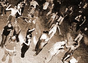 МОЛОДЕЖЬ КОЛБАСИТСЯ НА 44-М КИЛОМЕТРЕ