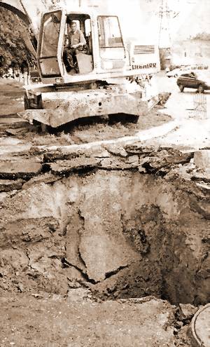 ГРУЗОВИК ПРОВАЛИЛСЯ ПОД ЗЕМЛЮ