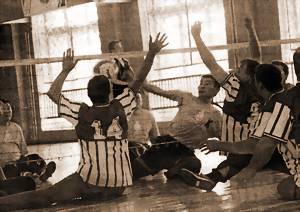 В ВОЛЕЙБОЛ ИГРАЛИ СИДЯ