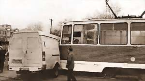 ТРАМВАЙ СТОЙКО ВЫДЕРЖАЛ УДАР