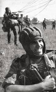ГЕРОИ ПРАЗДНУЮТ НЕГРОМКО