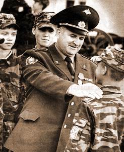 РАТНЫЙ ТРУД ПО-ПРЕЖНЕМУ В ЦЕНЕ