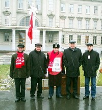 Заслонивши его от вандалов